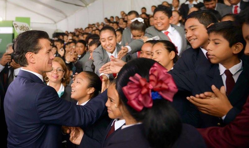 Estudiante de Bacalar recibe reconocimiento de Peí±a Nieto